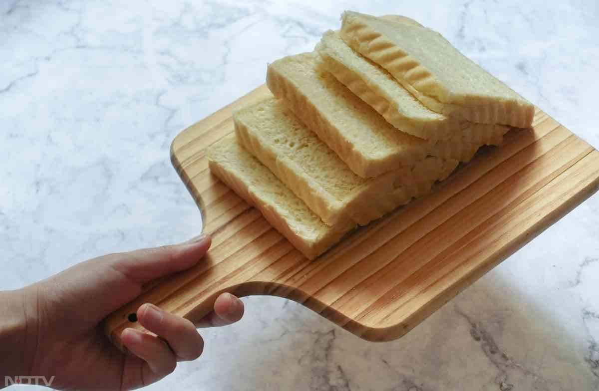 कपड़े पर दाग लगते ही बासी ब्रेड के टुकड़े को रखकर दबाएं. इससे सारा तेल ब्रेड सोख लेगी और दाग हल्के हो जाएंगे.