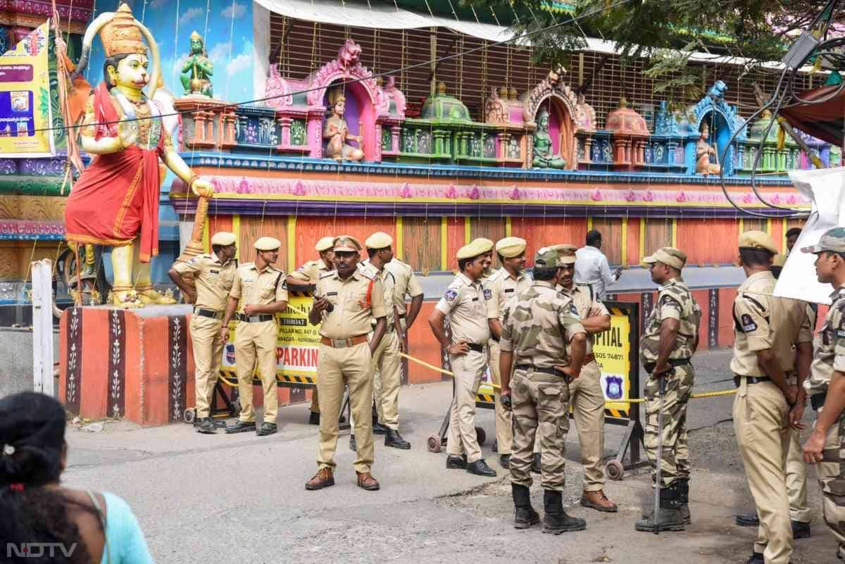 Photos: भगदड़ केस में अल्लू अर्जुन से हैदराबाद पुलिस की 4 घंटे पूछताछ, कर सकती है सीन-रीक्रिएट