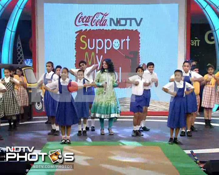 Anwesha with children during her performance.