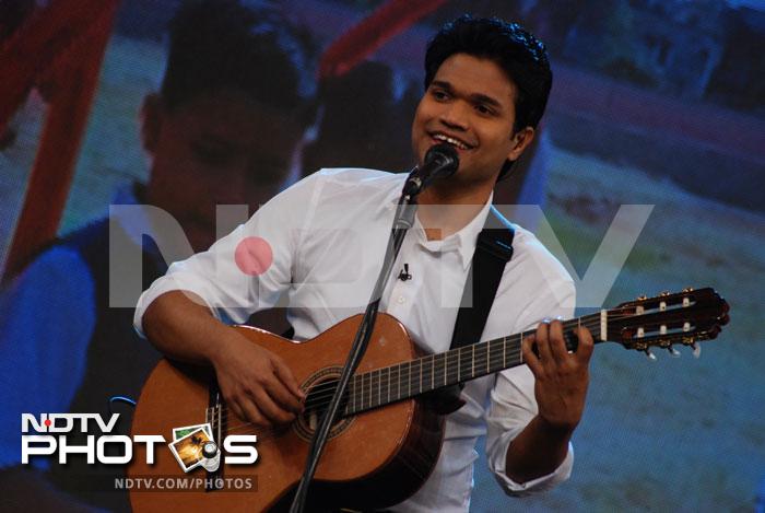 Singer Nikhil Paul George performs songs from <i>Barfi!</i>.