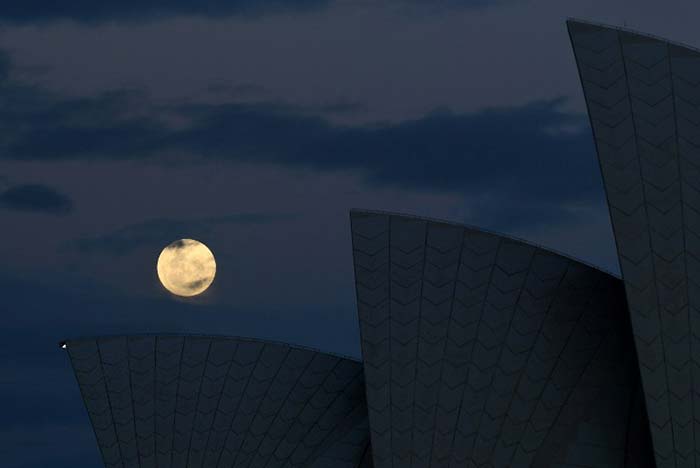 "Supermoon" rises over the sails of the Sydney Opera House. (AFP Photo)