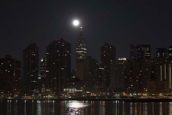 Supermoon goes down behind Manhattan the morning of November 14, 2016 in New York. (AFP Photo)