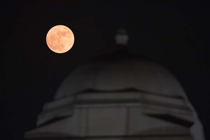 "Supermoon" rises behind India Gate in New Delhi. (AFP Photo)