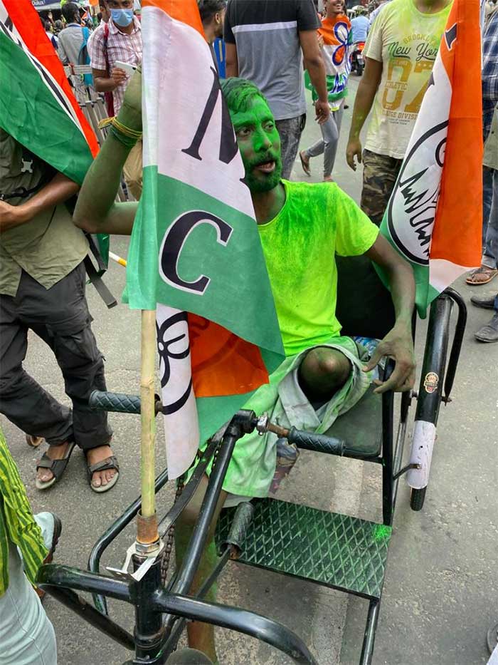 Trinamool supporters were seen celebrating outside the Bengal Chief Minister's residence with TMC flags.