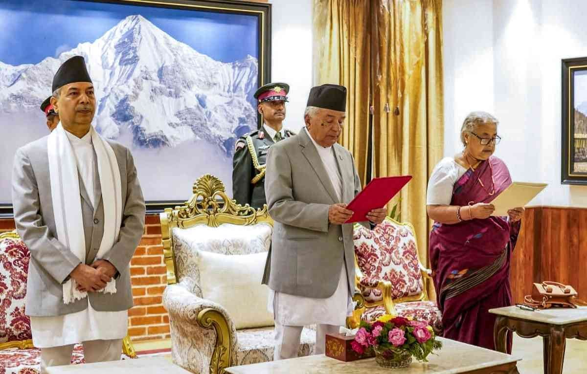 राष्ट्रपति रामचंद्र पौडेल ने 73 वर्षीय कार्की को प्रधानमंत्री पद की शपथ दिलाई. राष्ट्रपति पौडेल ने कहा कि नयी कार्यवाहक सरकार को छह महीने के भीतर नए संसदीय चुनाव कराने का दायित्व सौंपा गया है.