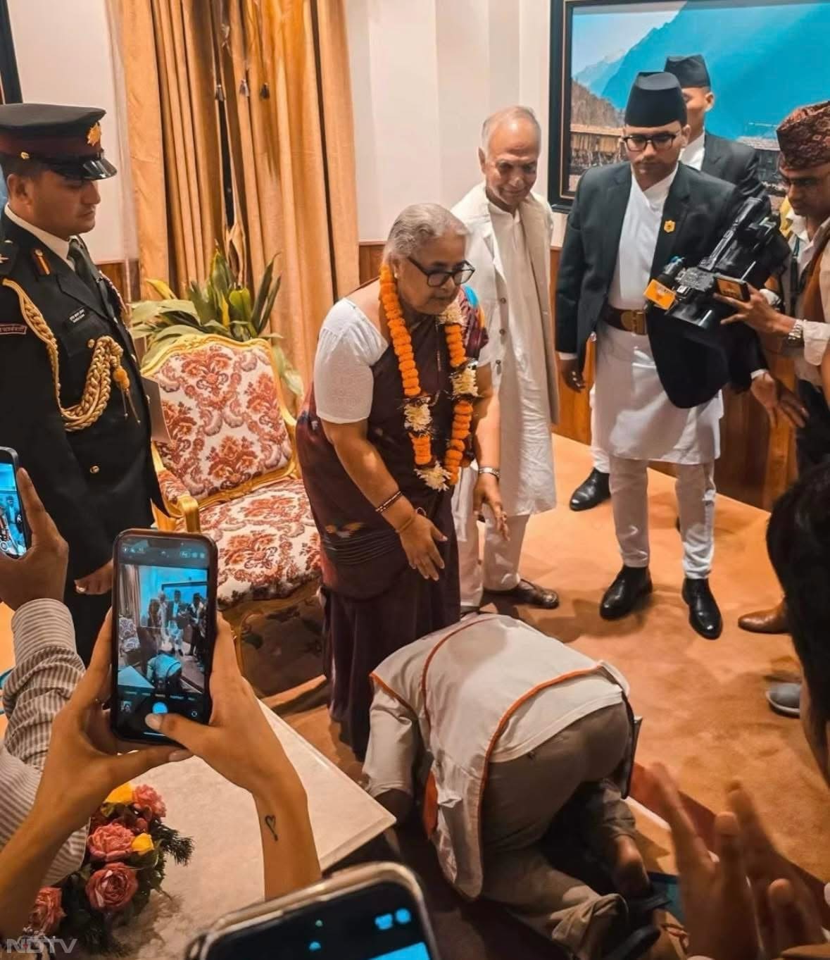 ‘जेन जेड' समूह द्वारा बड़े पैमाने पर विरोध प्रदर्शन शुरू करने के बाद प्रधानमंत्री के पी शर्मा ओली को इस्तीफा देने के लिए मजबूर होना पड़ा. वर्ष 1997 से लेकर 2012 तक के बीच जन्में युवाओं को आम तौर पर ‘जेन जेड' पीढ़ी के नाम से जाना जाता है.