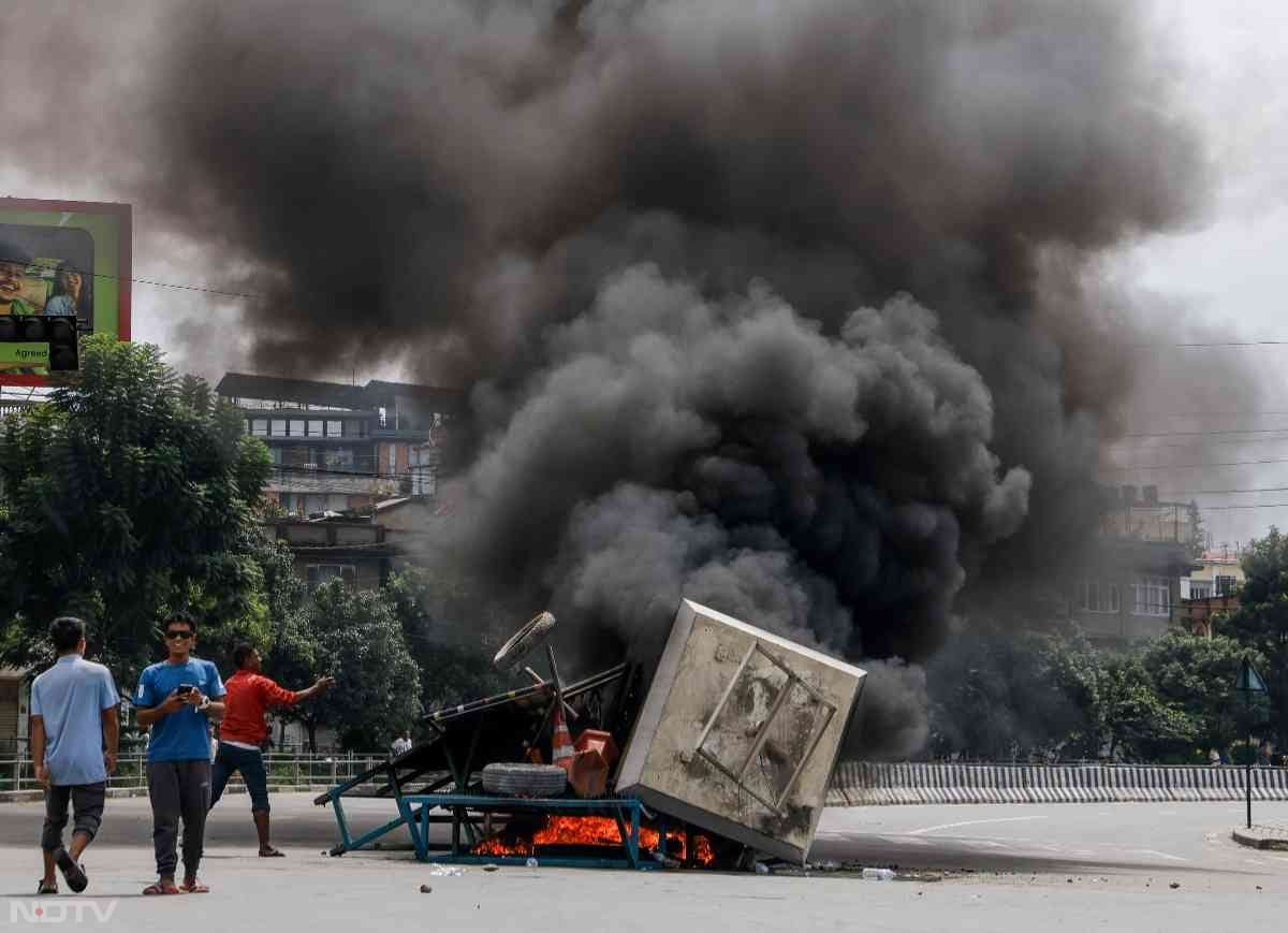 नेपाल में छात्रों के नेतृत्व में हाल में हुए सरकार विरोधी प्रदर्शनों के दौरान देशभर में लगभग दो दर्जन होटल में तोड़फोड़, लूटपाट या आगजनी की घटनाएं दर्ज की गईं। इससे पर्यटन आधारित नेपाली अर्थव्यवस्था के राजस्व अर्जित करने वाले महत्वपूर्ण घटक होटल उद्योग को 25 अरब रुपये से अधिक का नुकसान हुआ है.
