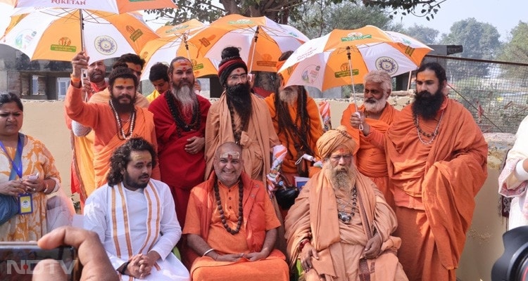 Under the scorching midday sun of the Kumbh Mela, saints, media personnel, and devotees gathered in devotion and duty. In a meaningful initiative, Parmarth Niketan, the Global Interfaith WASH Alliance, and Banega Swasth India RB came together to distribute umbrellas, each carrying messages of hand hygiene and cleanliness, ensuring that seva extended beyond physical comfort to health and well-being.