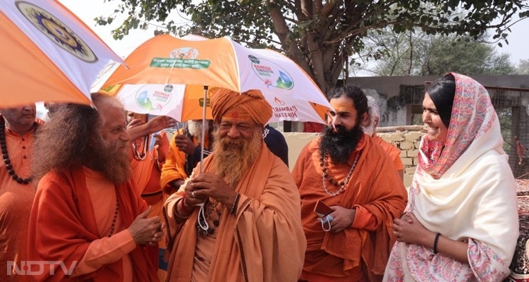 At #MahaKumbh2025, Dettol #BanegaSwasthIndia, in collaboration with Parmarth Niketan & Global Interfaith WASH Alliance, distributed special hygiene umbrellas-a reminder that clean hands & clean surroundings protect us all.