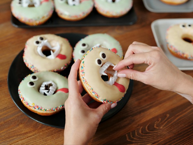 हैलोवीन में बनाएं ये डरावनी और मज़ेदार दिखने वाली स्पेशल मिठाइयां, केक और स्नैक्स हैलोवीन में बनाएं ये डरावनी और मज़ेदार दिखने वाली स्पेशल मिठाइयां, केक और स्नैक्स