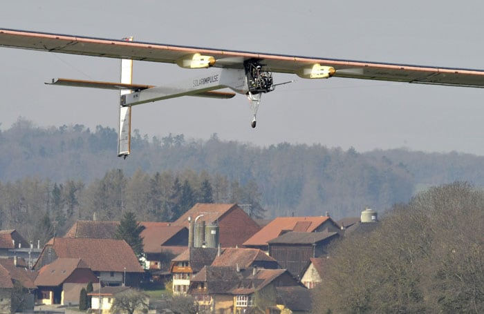 During Wednesday's 90-minute flight, the plane completed a series of turns by gently tilting its black-and-white wings, which are as wide as those of a 747 jumbo jet. It climbed nearly a mile above the Swiss countryside.(AP Image)