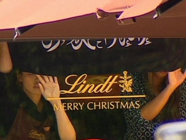 Hostages Situation in Cafe in Sydney, Islamic Flag Held Up