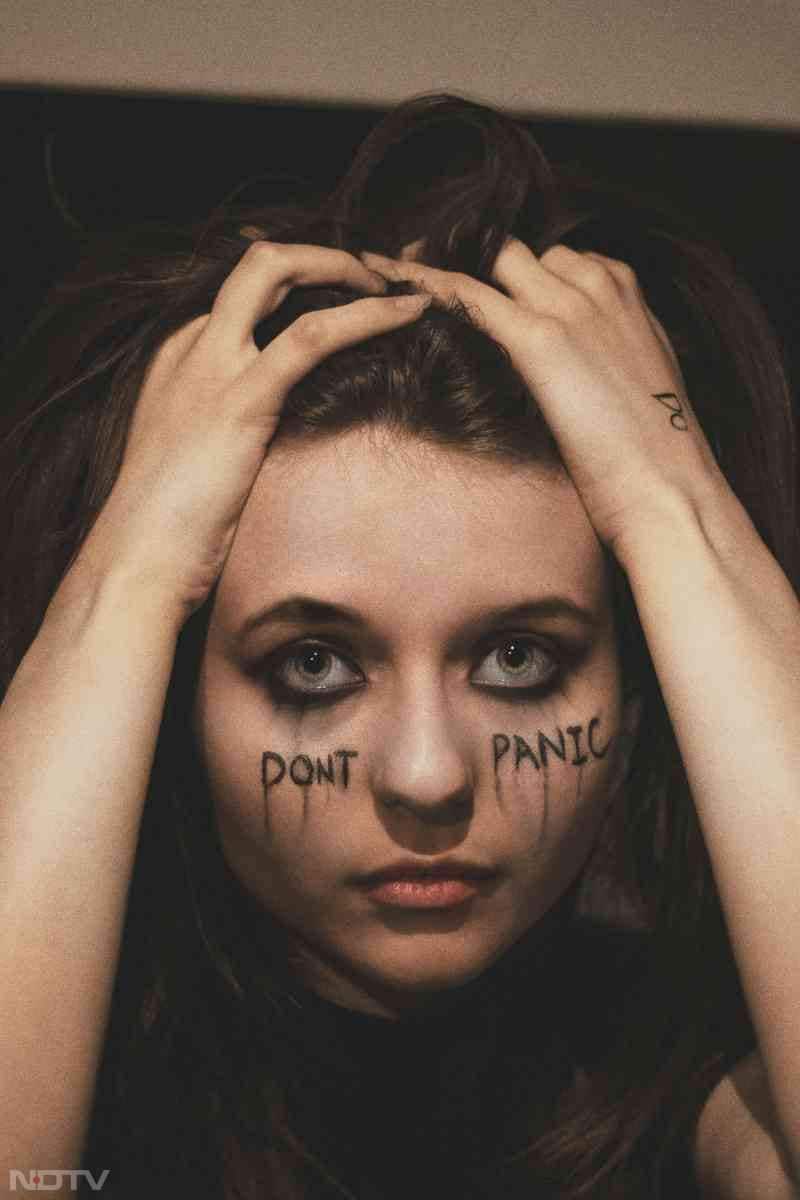 कंपकंपी होना. यह पूरे शरीर में अनुभव हो सकती है. Pic Credit- Pexels