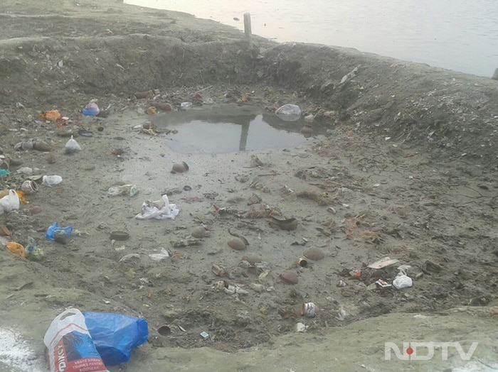 The surroundings of the Taj Mahal were cluttered with garbage before the Cleanathon.