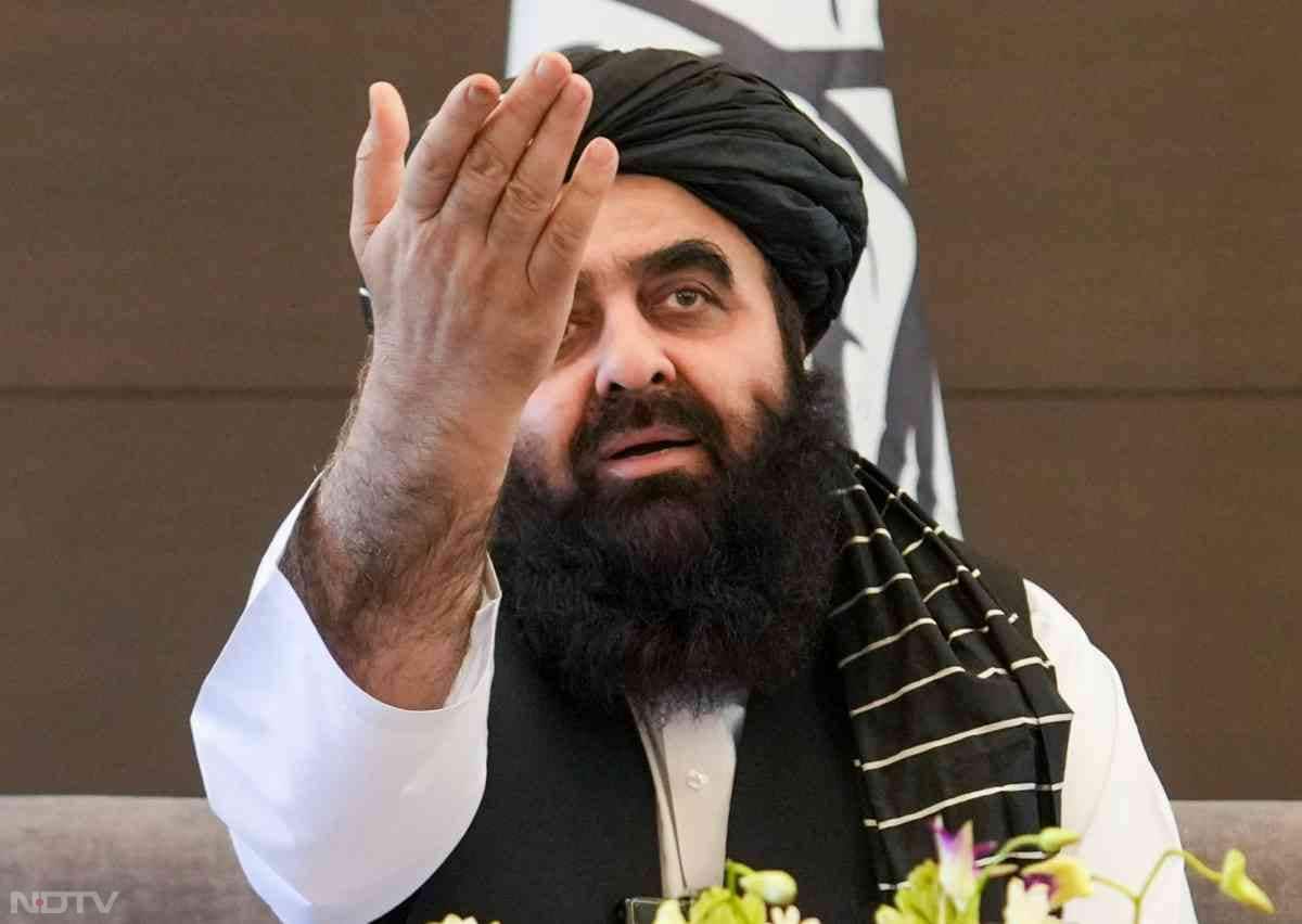 अफगान विदेश मंत्री को अपने पिछले प्रेस कॉन्‍फ्रेंस में महिला पत्रकारों की अनुपस्थिति से उपजे विवाद पर सवालों की बौछार का सामना करना पड़ा.