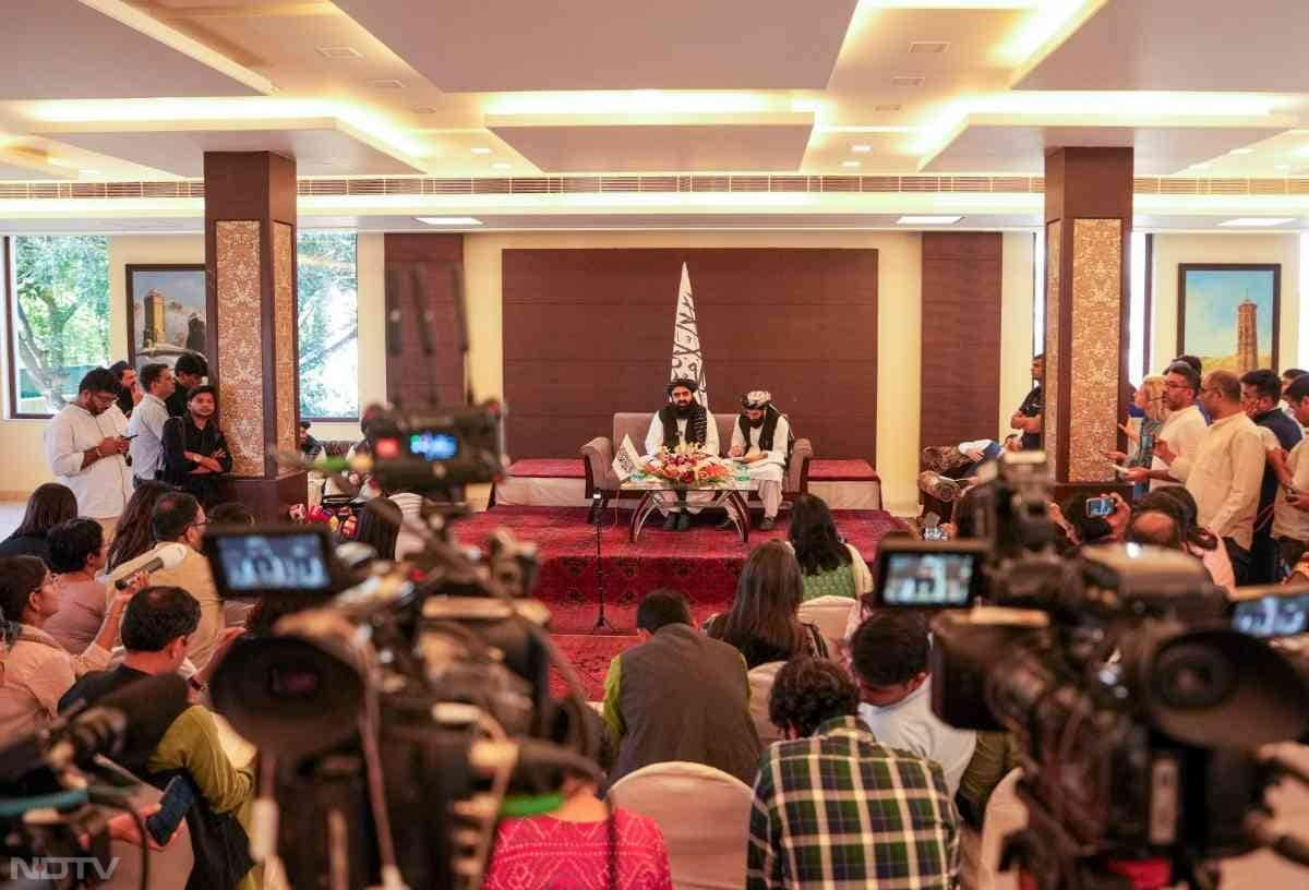 कई विपक्षी नेताओं ने प्रेस कॉन्‍फ्रेंस में महिला पत्रकारों की अनुपस्थिति को 'अस्वीकार्य' और 'महिलाओं का अपमान' बताया था. कई मीडिया संस्थाओं ने भी अफगान विदेश मंत्री की आलोचना की थी.