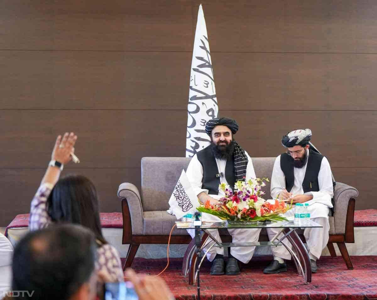 इससे पहले शुक्रवार को मीडिया से बातचीत में महिला पत्रकारों को शामिल न करने के लिए भारत के विपक्षी दलों और पत्रकारों की ओर से अफगान विदेश मंत्री की कड़ी आलोचना की गई थी.