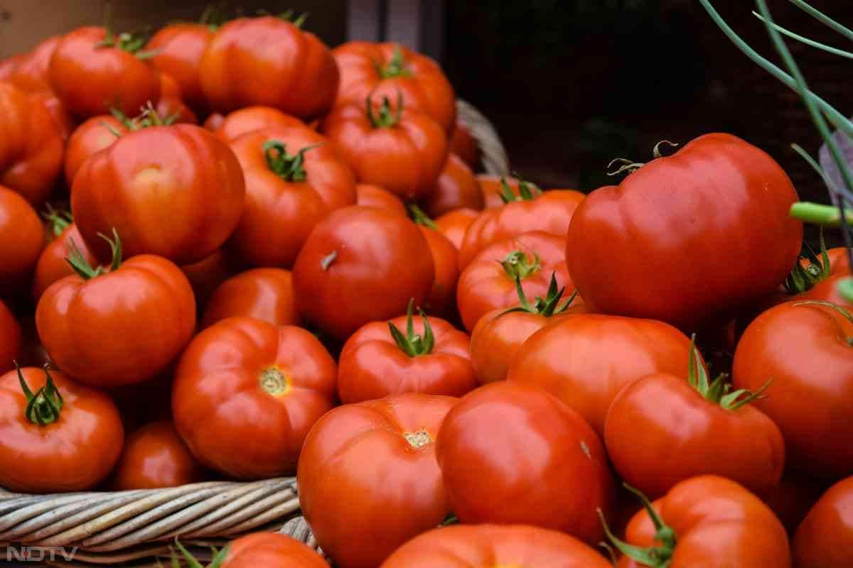 टमाटर का सेवन कोलेस्ट्रॉल को नियंत्रित करता है.
