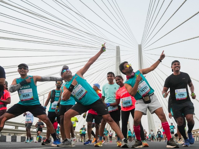 टाटा मैराथन 2025 : बांद्रा-वर्ली सी लिंक पर रोड पर भागे पार्टिसिपेंट्स, देखें PICS
