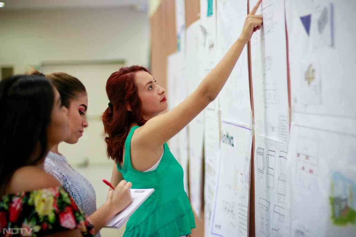 भारत में प्राइवेट टीचरों की सैलरी कुछ खास नहीं होती. लेकिन उनसे बेहतर सैलरी सरकारी टीचरों को मिल जाती है.