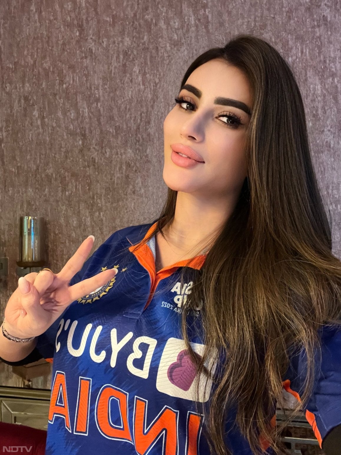 एशिया कप 2022 के दौरान उन्होंने विराट कोहली का साइन जर्सी पहनकर उसकी तस्वीरें भी पोस्ट की थी.