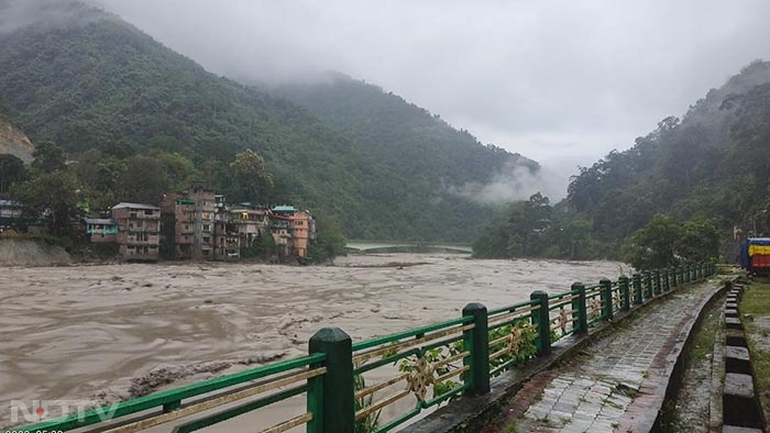 तीस्ता नदी में आए उफान के कारण गाज़ोलडोबा, दोमोहनी, मेखलीगंज, घीश और बांग्लादेश के निचले इलाके प्रभावित हो सकते हैं.  इन इलाकों को खासतौर पर अलर्ट किया गया है.  फोटो: एएनआई