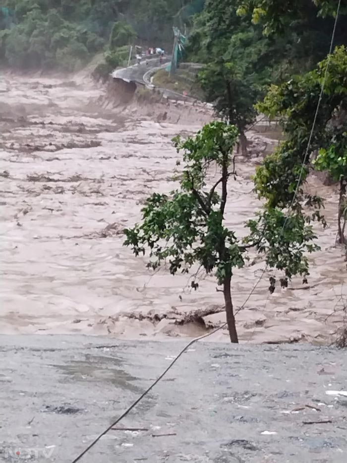 चुंगथांग बांध से पानी छोड़े जाने के कारण नीचे की ओर 15-20 फीट की ऊंचाई तक जल स्तर अचानक बढ़ गया है.  फोटो: एएनआई