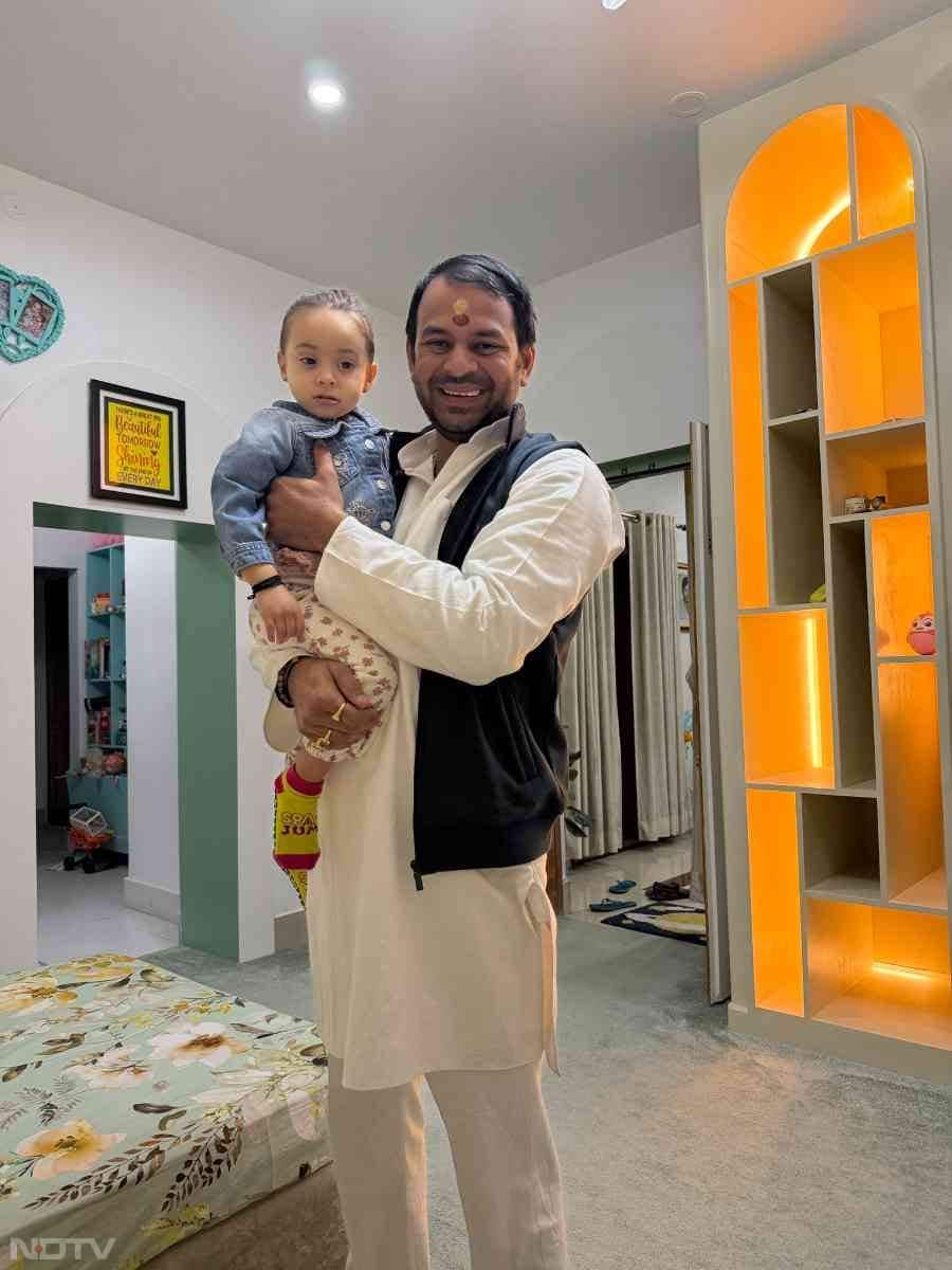 भतीजी कात्यायनी को गोद में खिलाते हुए तेज प्रताप यादव. Tej Pratap Yadav/Twitter