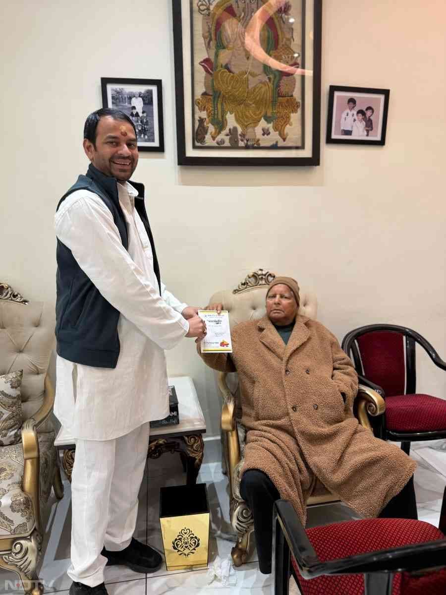 पिता लालू प्रसाद यादव को निमंत्रण देते हुए तेज प्रताप यादव.  Tej Pratap Yadav/Twitter