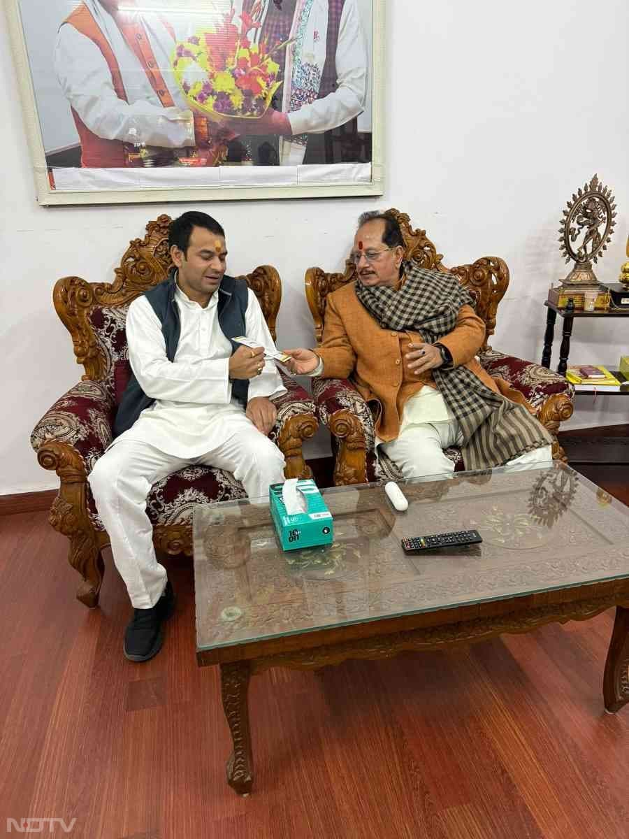 बिहार के उपमुख्यमंत्री विजय सिन्हा जी से उनके सरकारी आवास पर मिले. Tej Pratap Yadav/Twitter