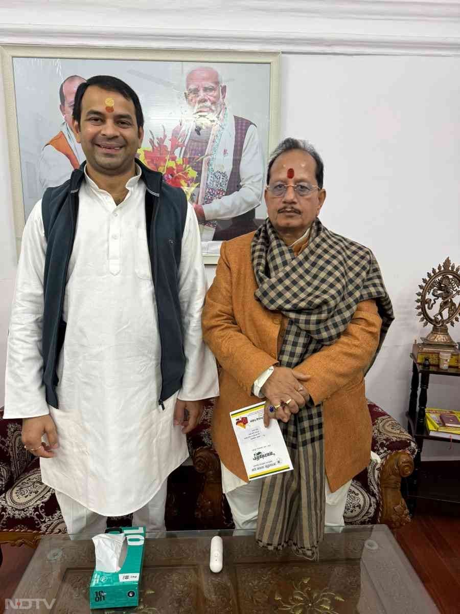 विजय सिन्&zwj;हा को मकर संक्रांति के अवसर पर "दही-चूड़ा भोज कार्यक्रम" हेतु निमंत्रण दिया. Tej Pratap Yadav/Twitter