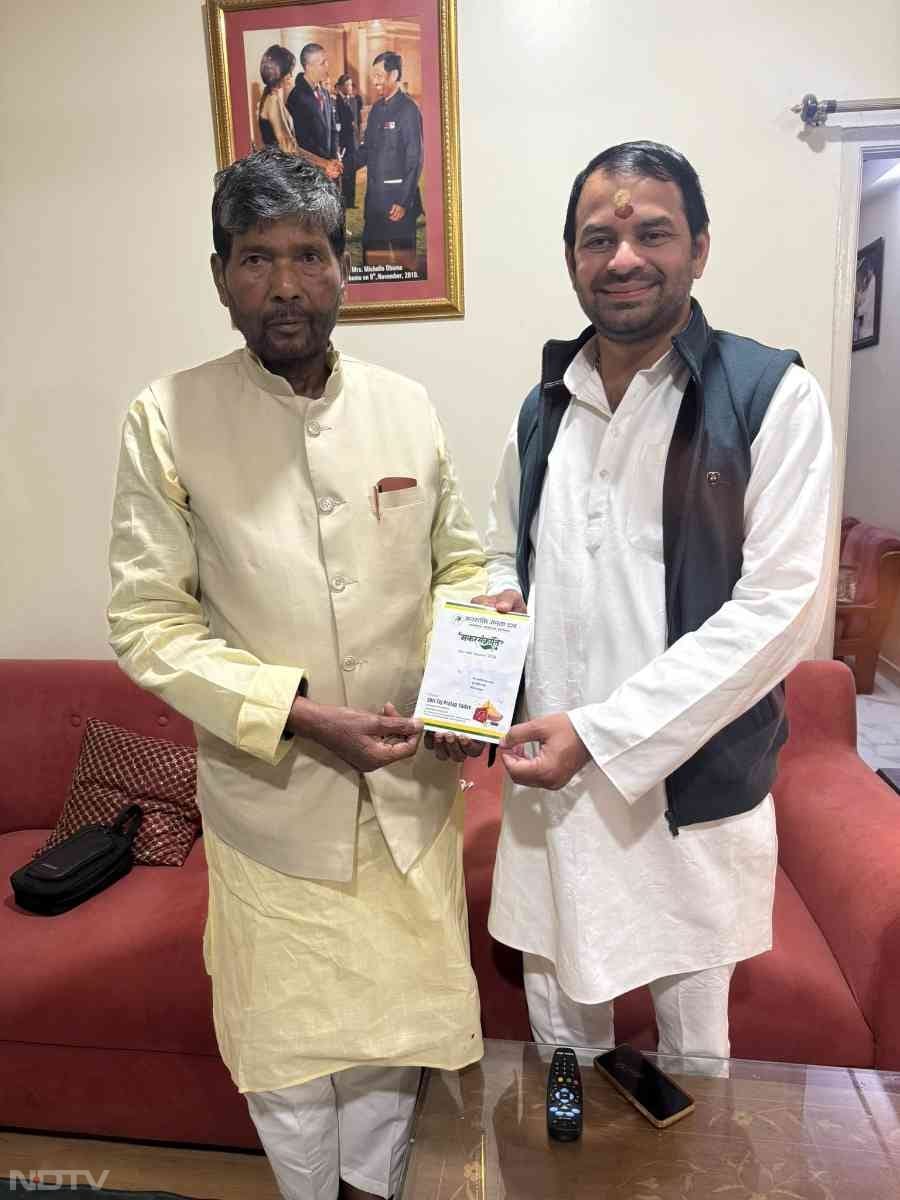 पूर्व केंद्रीय मंत्री श्री पशुपति नाथ पारस जी से मिलते हुए तेज प्रताप यादव. Tej Pratap Yadav/Twitter