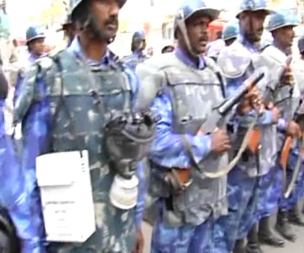 A heavy security blanket was thrown across the city on Saturday as students began their march to lay siege to the Andhra Pradesh Assembly in support of separate Telangana state.<br><br>Over 20,000 police personnel, including para-military and Rapid Action Force (RAF), besides 9,000 city police personnel, were deployed on various roads leading to the Assembly.