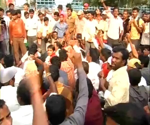 Pro-Telangana protests have intensified in Hyderabad.<br><br>Hundreds of students of the Osmania University took out a rally to the state Assembly threatening to disrupt the budget session.<br><br>They are demanding the resignation of all elected representatives from Telangana.