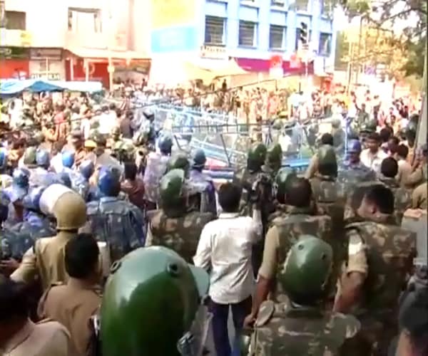 In the about nine-km long route between Osmania University and the Assembly, a total of 100 check-posts were set up under nine police station limits to keep a watch on the movement of Telangana students rally.