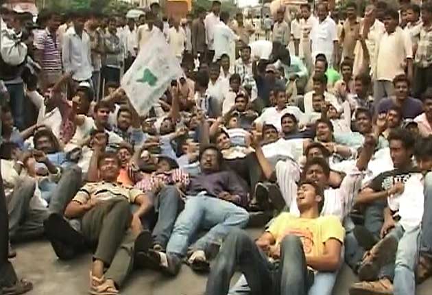 Students lie on roads to protest Telangana bifurcation.