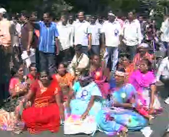 All roads to Tirupati are blocked by large groups protesting against the government's decision to proceed with the division of Andhra Pradesh.