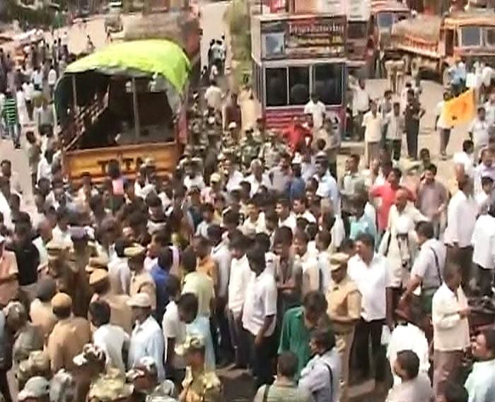 In Vijayawada, NH 5 and NH 9 came to a standstill. Vehicles had been blocked on the arterial highway that connects Chennai, and other important locations on the southeast coast such as Srikakulam, Vishakhapatnam, all the way to Kolkata in West Bengal.