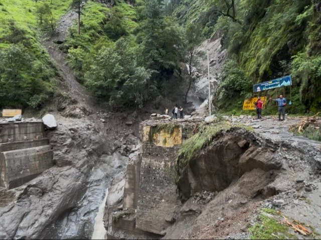 खौफनाक! देखिए कहां पर रुका हुआ धराली तक पहुंचने का रास्ता