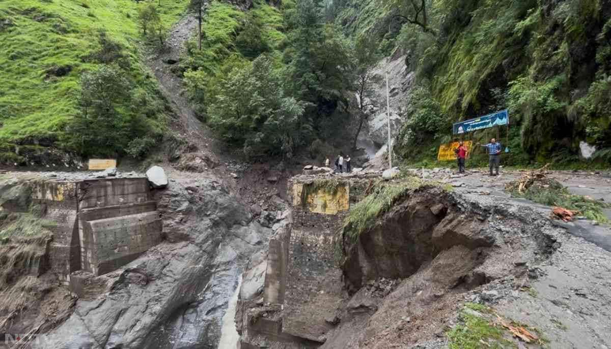 उत्तराखंड के धराली, हर्षिल में 5 अगस्त को आए सैलाब के बाह तबाही मची हुई है. इसी के साथ दो दिनों से राहत और बचाव कार्य भी जारी है.