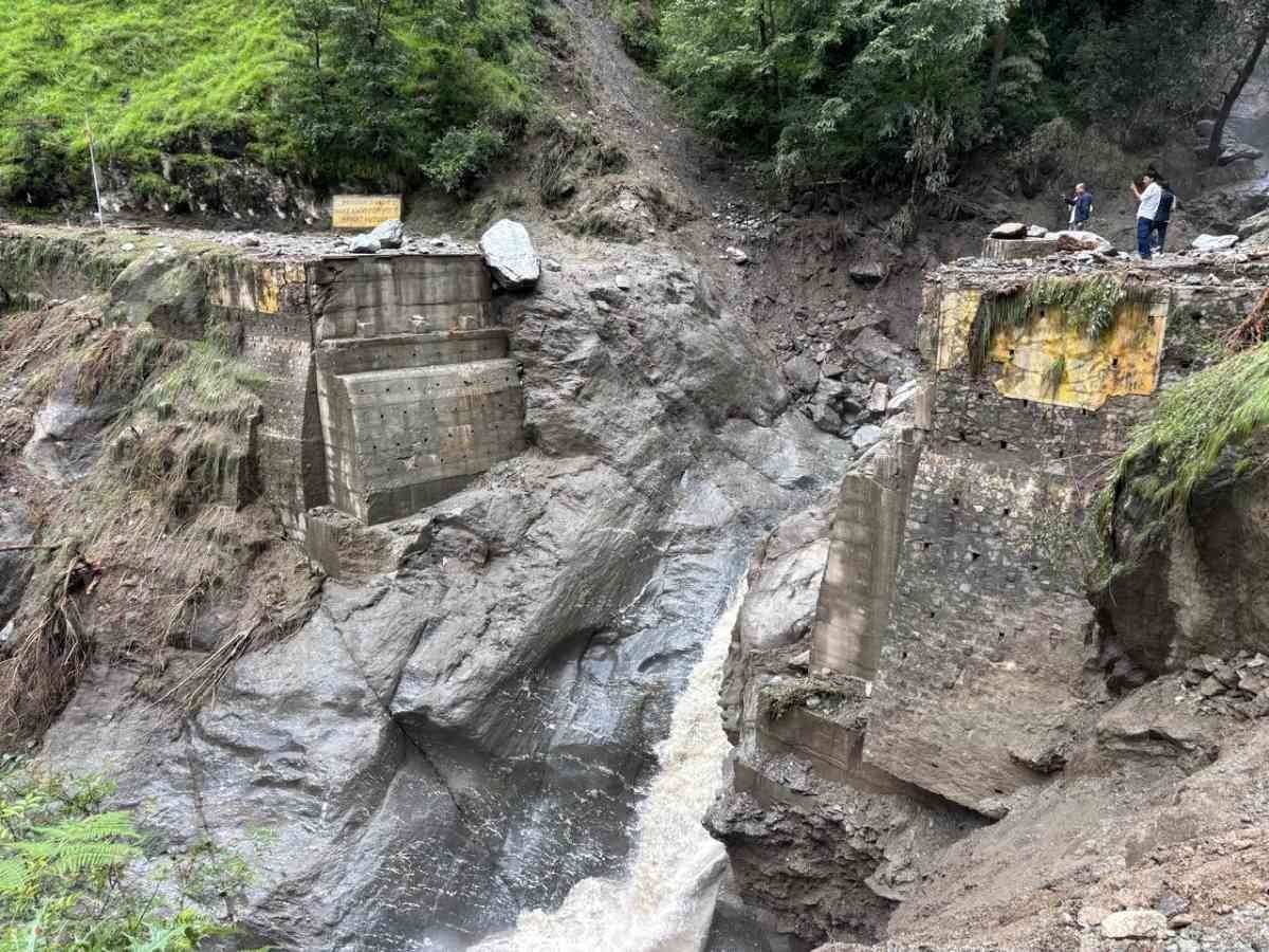 यहां से उन्हें अपने गंतव्य तक सुरक्षित पहुंचाया जा रहा है. बता दें कि हर्षिल में एक पुल निर्माण का काम चल रहा था लेकिन सैलाब आ जाने के कारण इस पुल का काम भी बाधित हो गया है.