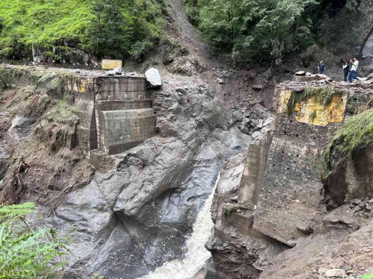हर्षिल और गंगवाड़ी को जोड़ने वाला पुल भी सैलाब में बह गया है और इस वजह से लोगों को खासा परेशानी का सामना करना पड़ रहा है.