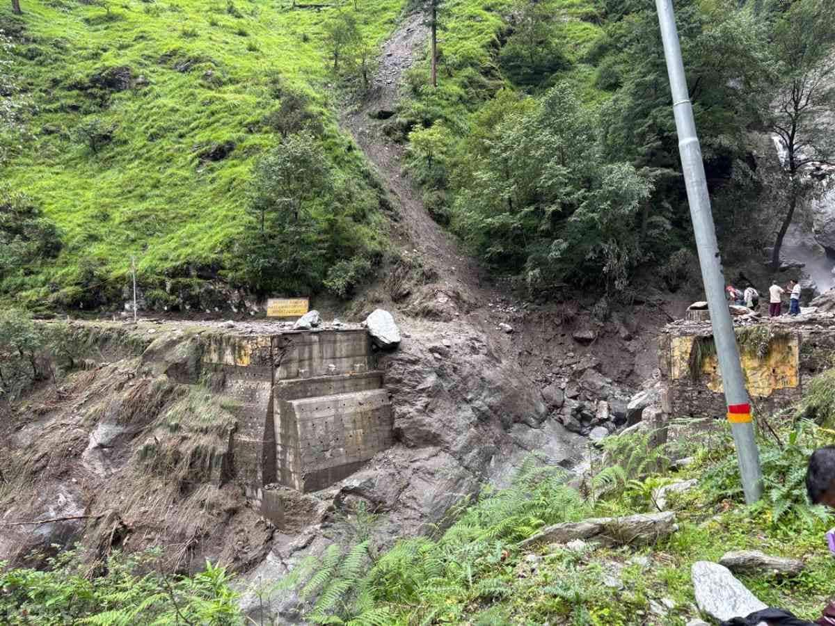 इन तस्वीरों में आप साफ देख सकते हैं कि उत्तराखंड में आए सैलाब ने कितनी तबाही मचाई है.