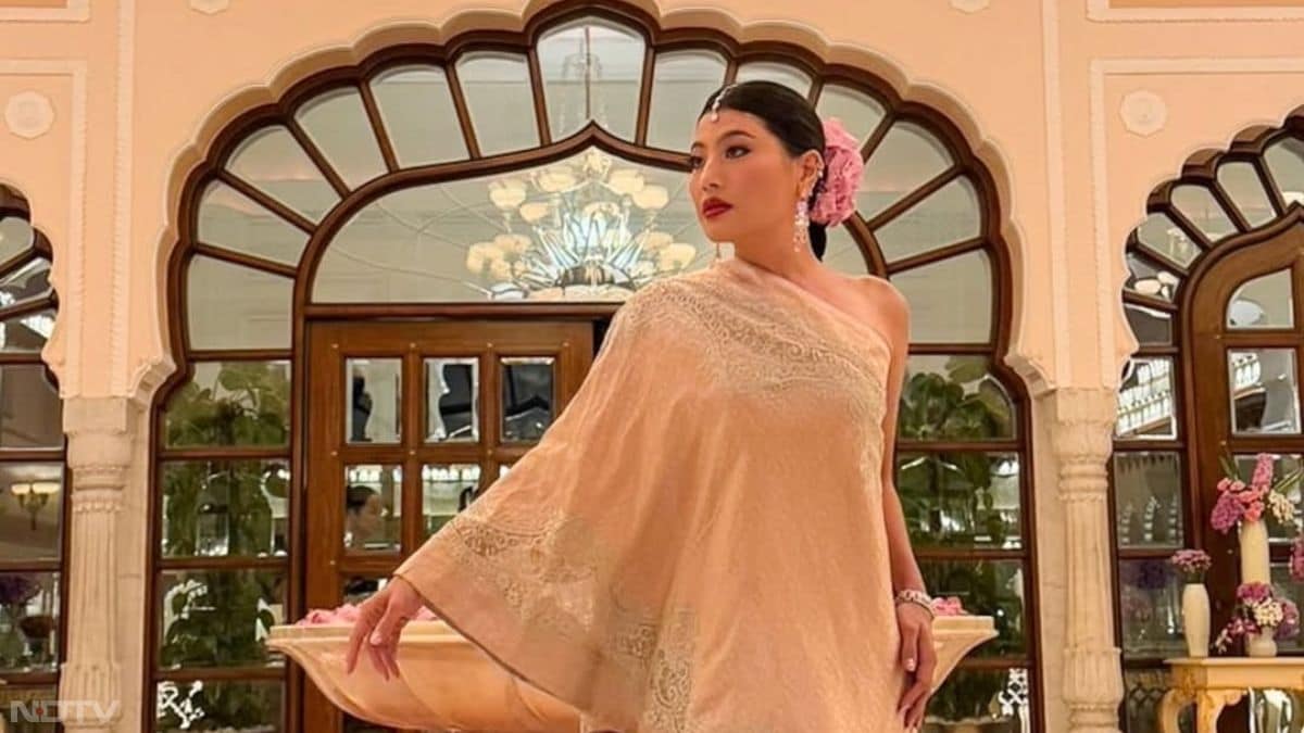 उनके इस फ्यूजन लुक की तस्वीरें सोशल मीडिया पर खूब वायरल हो रही हैं, जिसे लोग 'ईस्ट मीट्स वेस्ट' के बजाय 'ईस्ट मीट्स ईस्ट' का नाम दे रहे हैं.