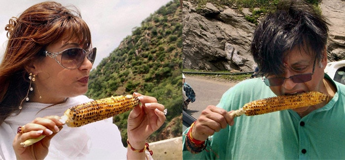 Both Shashi Tharoor & Sunanda Pushkar enjoy corns.(PTI Photo)