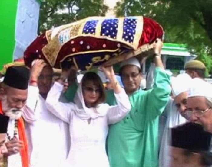 Tharoor and his fiance visited the Holy Shrine of Khwaja Gharib Nawaaz in Ajmer, where they offered <i>chaadar</i> and roses. (NDTV Photo)