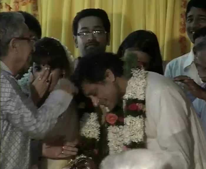In this picture, Tharoor and Sunanada seek blessings from elders after the marriage proceedings concluded.