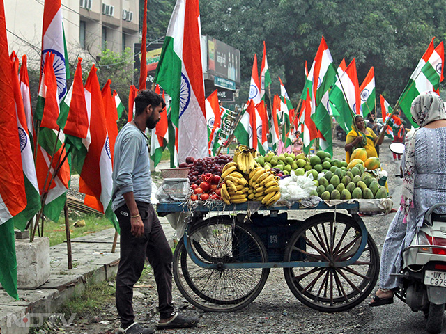 शनिवार को देहरादून में स्वतंत्रता दिवस से पहले सड़क किनारे बिक्री के लिए सजाए गए राष्ट्रीय घ्‍वज.फोटो: एएनआई