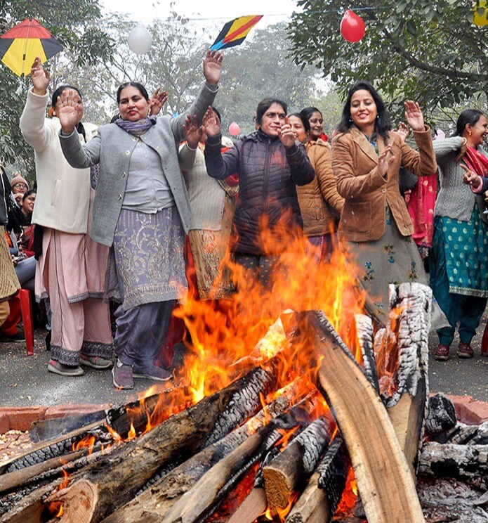 Lohri 2023: देशभर में धूम-धाम से मनाया जा रहा है 'लोहड़ी' का त्यौहार, देखें तस्वीरें