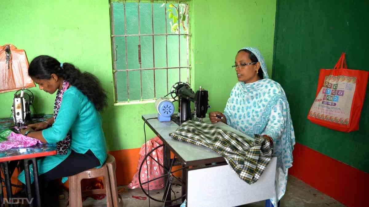 Anwara Begum, an USHA Master Trainer, frequently travels to Balangir, Bhubaneswar, and Bhadrak for training. To boost efficiency, she has added an electric foot paddle to her silai machine, speeding up order completion.